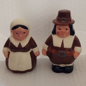 Charming Pilgrim Figurine Shakers